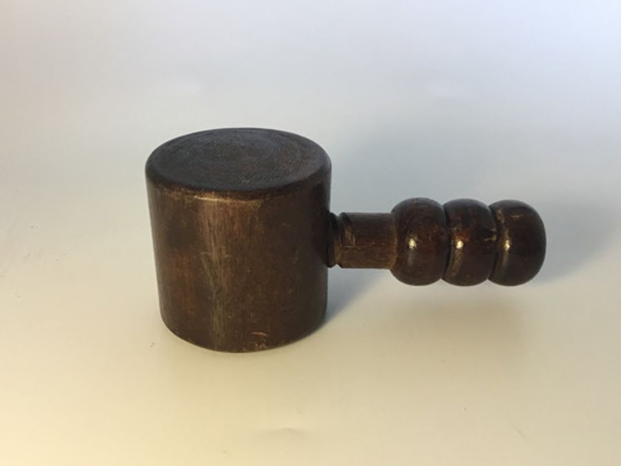 Treen: a screw type nutcracker, a Victorian kitchen pounder/masher and a decorative box with - Image 9 of 11