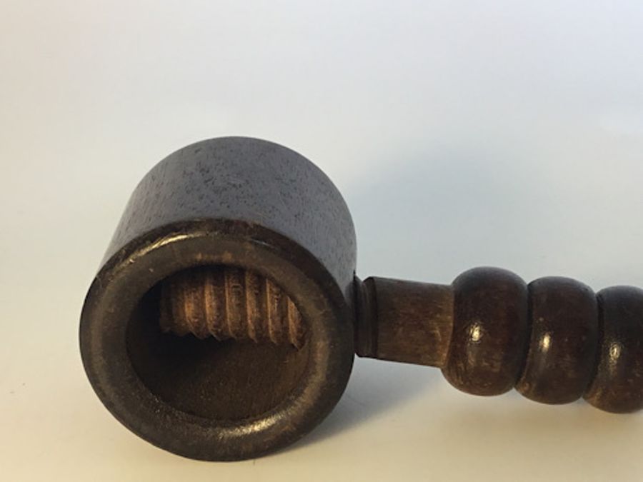 Treen: a screw type nutcracker, a Victorian kitchen pounder/masher and a decorative box with - Image 8 of 11