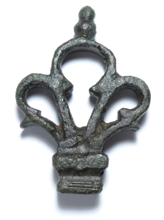 Roman trefoil bronze key handle. A large cast bronze trifoliate key handle. The base has a socket - Image 3 of 3
