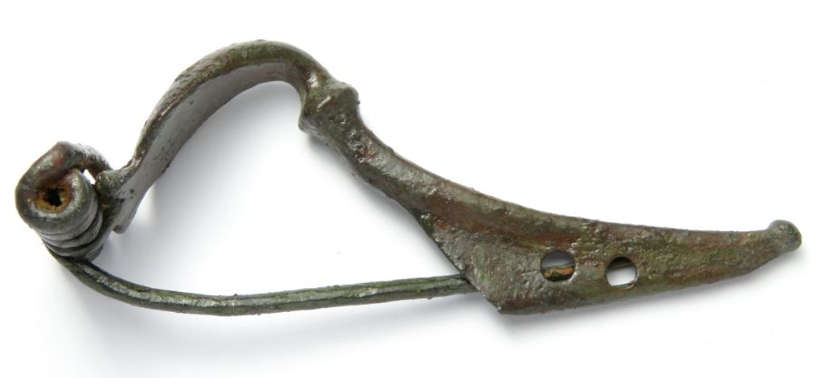 Roman Brooch   Circa, 1st century AD. Copper-alloy, 16.47 g, 69.74 mm. A large Kaftig profilierte - Image 2 of 3