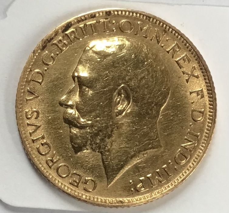 George V 1913 Sovereign with hallmarked  9ct gold mount and chain. - Image 2 of 4