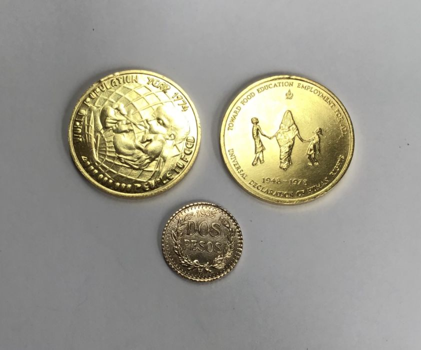 Two 22ct Gold Hallmarked 1973 & 1974 Tokens  approximately 7.8g each, with a Mexico 1945 gold Two - Image 2 of 4