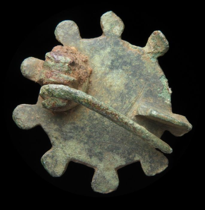 Roman Brooch  Circa, 2nd century AD. Copper-alloy, 2.81 g, 33.51 mm. A circular plate brooch with - Image 2 of 2