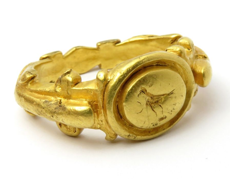 Roman Gold Ring  Circa 2nd century AD. Gold, 22.85 g, 29mm x 25mm; bezel 13mm x 11mm. An - Image 2 of 7