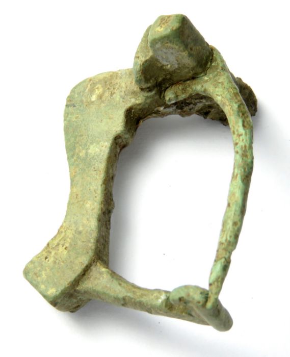 Roman Brooch.  Circa 2nd century AD. Copper-alloy, 9.91 g, 31.23 mm. A Knee type brooch complete - Image 2 of 3