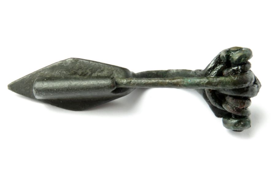 Late Roman Brooch  Circa 5th century AD. Copper-alloy, 8.56 g, 46.01 mm. A late 5th century brooch - Image 3 of 3
