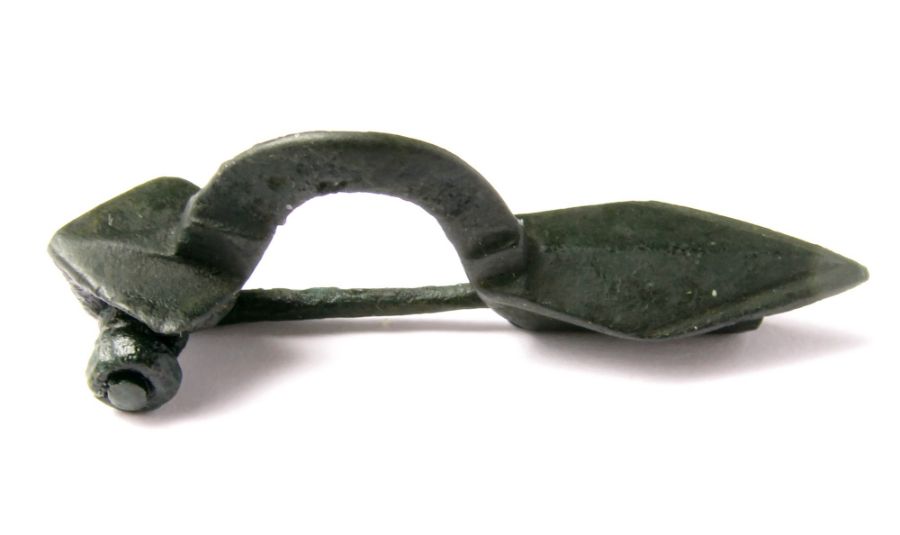 Late Roman Brooch  Circa 5th century AD. Copper-alloy, 8.56 g, 46.01 mm. A late 5th century brooch - Image 2 of 3