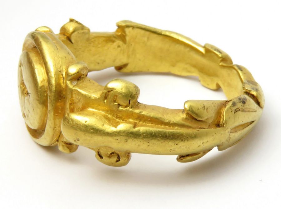 Roman Gold Ring  Circa 2nd century AD. Gold, 22.85 g, 29mm x 25mm; bezel 13mm x 11mm. An - Image 3 of 7