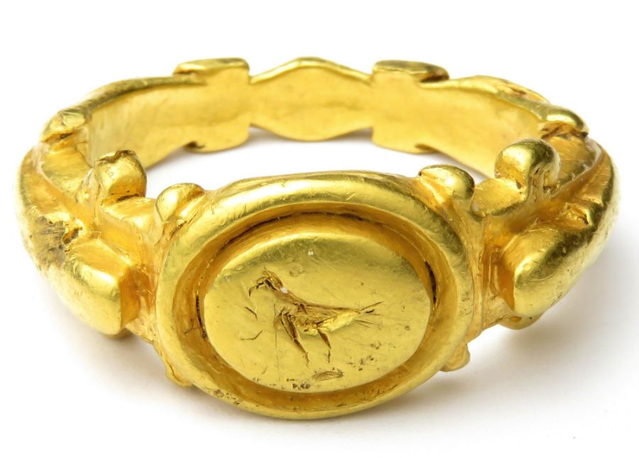 Roman Gold Ring  Circa 2nd century AD. Gold, 22.85 g, 29mm x 25mm; bezel 13mm x 11mm. An - Image 7 of 7