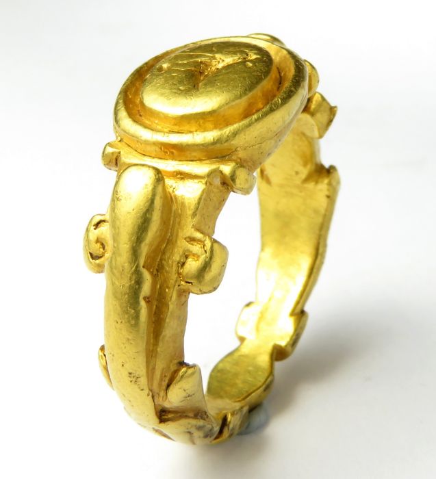 Roman Gold Ring  Circa 2nd century AD. Gold, 22.85 g, 29mm x 25mm; bezel 13mm x 11mm. An - Image 6 of 7