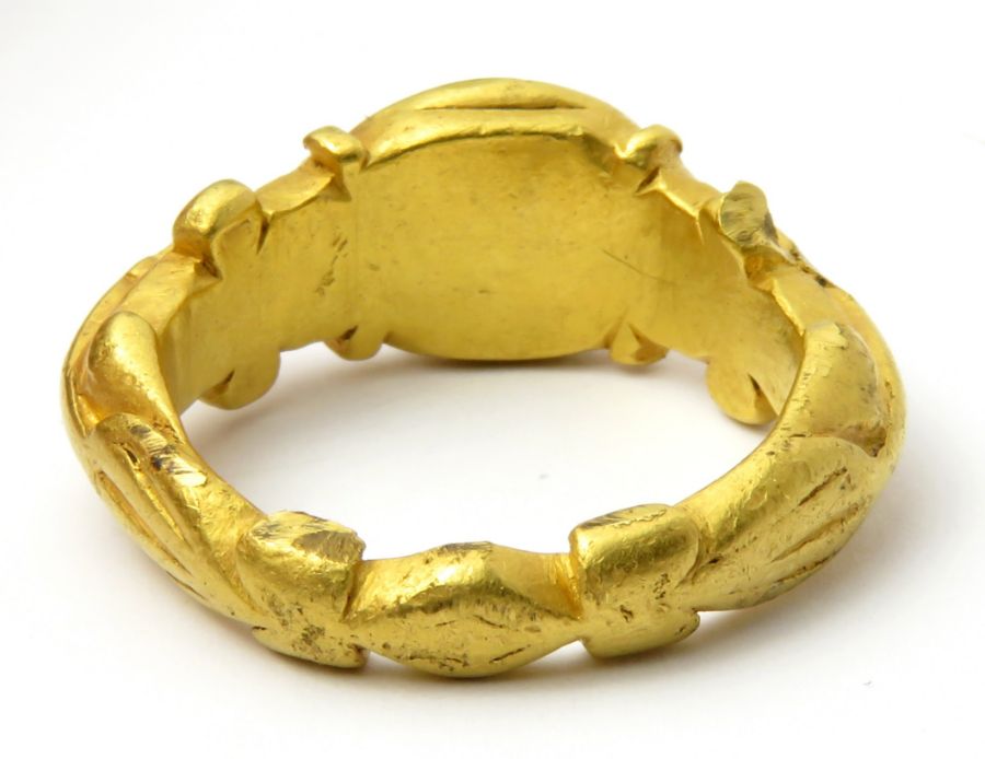 Roman Gold Ring  Circa 2nd century AD. Gold, 22.85 g, 29mm x 25mm; bezel 13mm x 11mm. An - Image 4 of 7