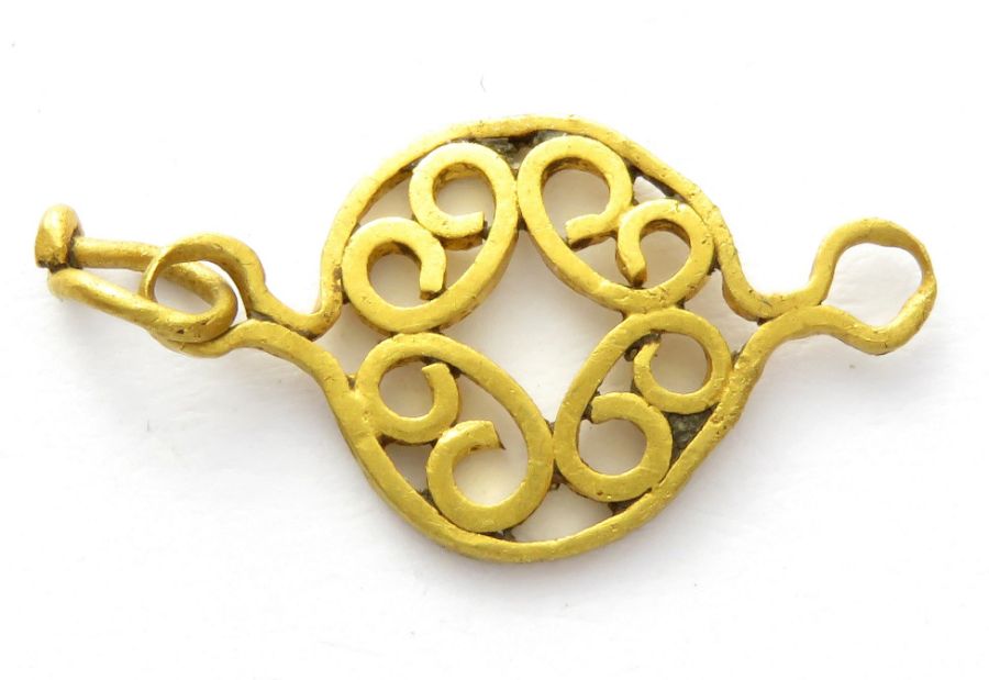 Roman Gold Jewellery Element.  Circa, 2nd-4th century AD. Gold, 18mm x 9mm, 0.6g. An impressive - Image 2 of 3