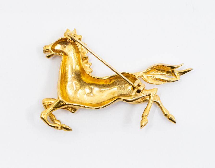 Horse interest- a 9ct gold brooch in the form of a galloping horse, length approx. 45mm, pin and - Image 2 of 2