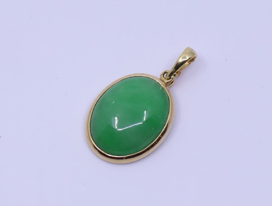 An 18ct gold mounted jade pendant