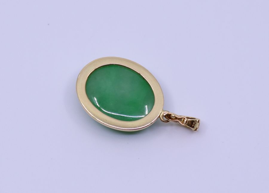 An 18ct gold mounted jade pendant - Bild 2 aus 2