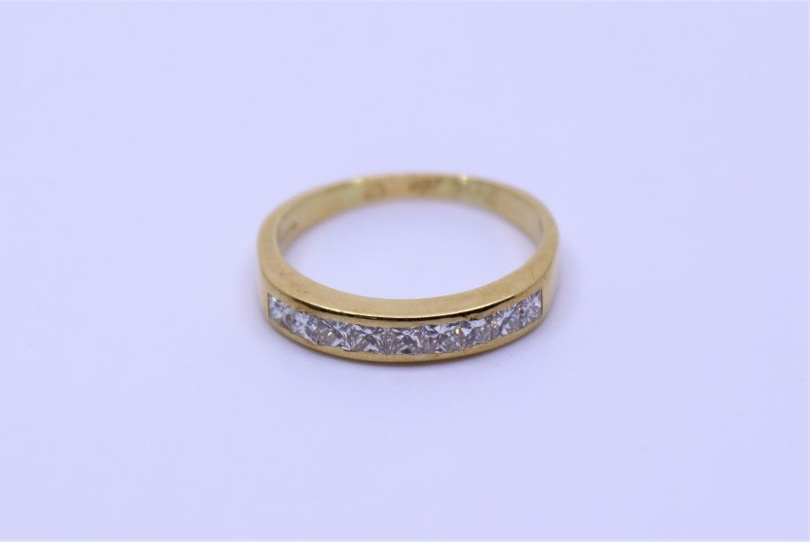 An 14ct seven stone graduated princess cut diamond ring, approx, 3.8g, third diamond weight