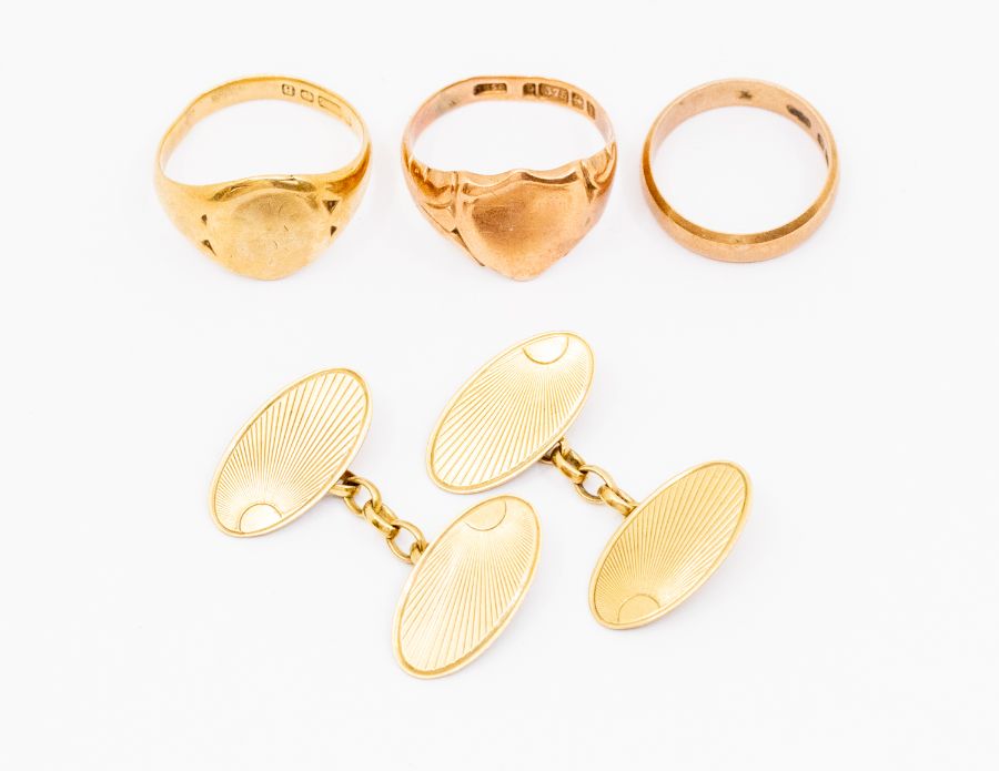 A collection of three 9ct gold rings to include a rose gold shield shaped signet ring size Q, a