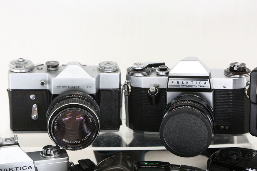 A collection of vintage mixed cameras to include Practica, Zenith, Manolta, 35mm and one point and - Image 7 of 7
