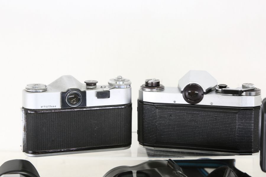 A collection of vintage mixed cameras to include Practica, Zenith, Manolta, 35mm and one point and - Image 5 of 7