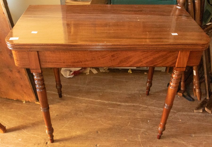 Late Georgian mahogany card table/tea table on turned legs