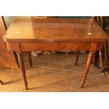 Late Georgian mahogany card table/tea table on turned legs