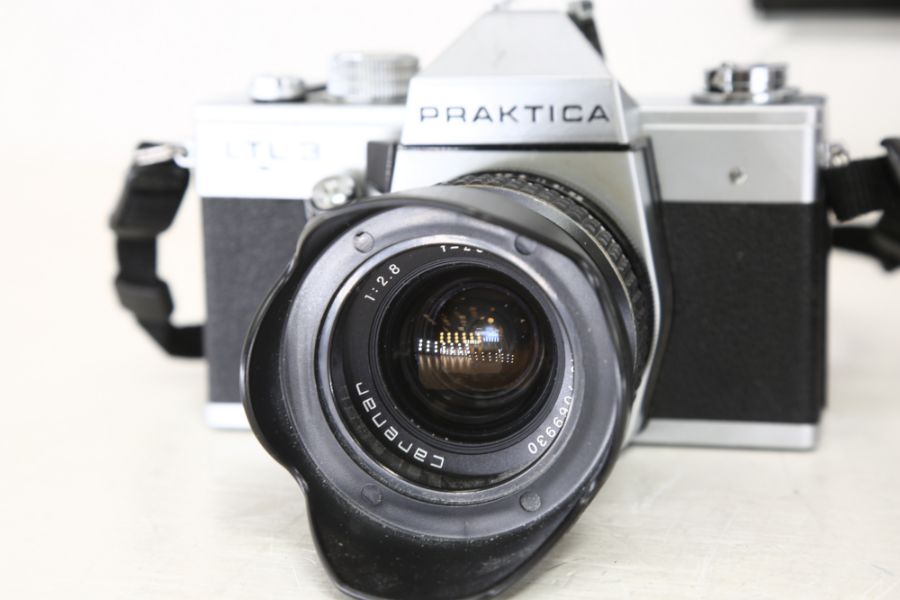 A collection of vintage mixed cameras to include Practica, Zenith, Manolta, 35mm and one point and - Image 3 of 7