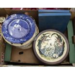 A quantity of decorative and commemorative cabinet and wall plates to include Royalty, Millenium,