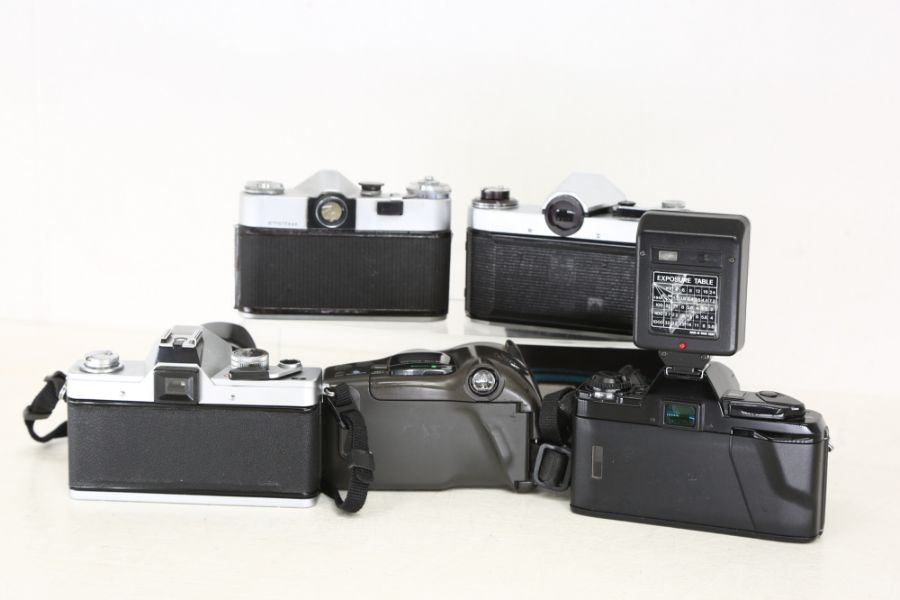 A collection of vintage mixed cameras to include Practica, Zenith, Manolta, 35mm and one point and - Image 6 of 7