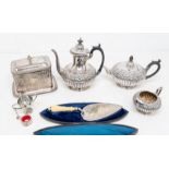 A group of plated items to include: A Victorian A1 silver plate presentation trowel, the blade