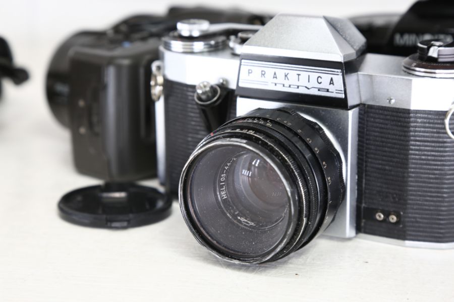 A collection of vintage mixed cameras to include Practica, Zenith, Manolta, 35mm and one point and - Image 4 of 7