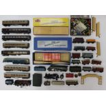 Railway: A collection of assorted loose model railway to include: locomotives, rolling stock,