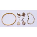 A collection of gold items to include two lockets and a bracelet (4)