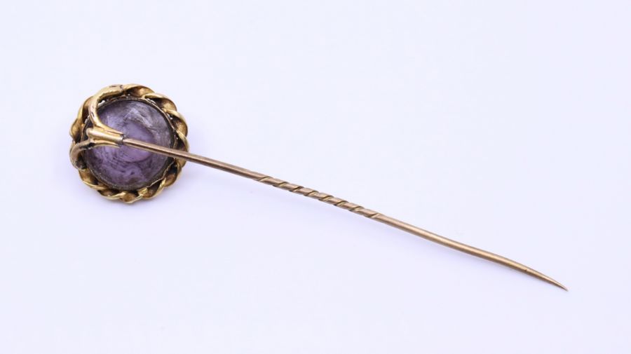 A Georgian gold tie pin with carved purple stone possibly amethyst  intaglio - Image 4 of 4