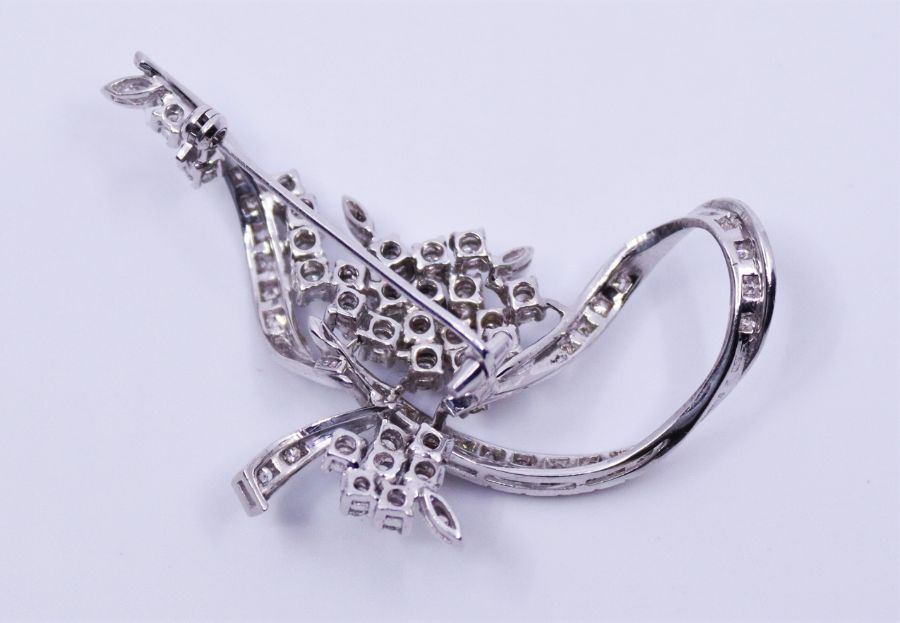 An 18ct white gold diamond asymmetric thistle brooch,15g - Image 3 of 3