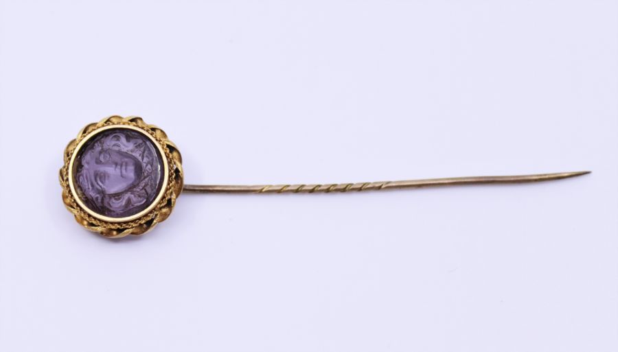 A Georgian gold tie pin with carved purple stone possibly amethyst  intaglio - Image 2 of 4