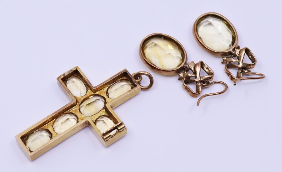 A yellow metal crucifix set citroine and associated pair of drop earrings, each set oval faceted - Image 3 of 3