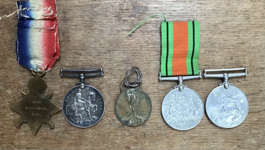 A group of 5 medals from WW1 & WW2, includes  interesting two British WW1 medals of a Aug-Nov 1914 - Image 2 of 3