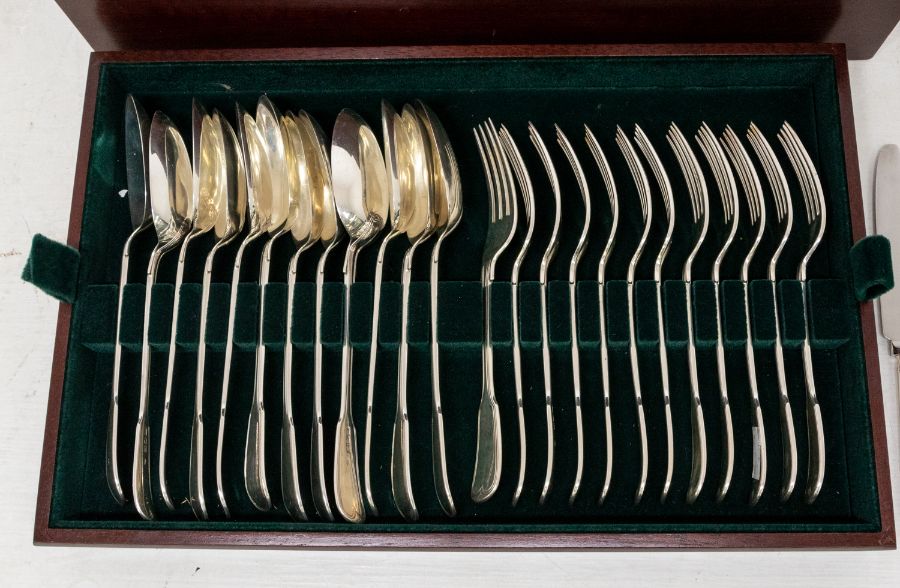 An Edwardian twelve piece silver fiddle and thread pattern flatware service, hallmarked by William - Image 2 of 3