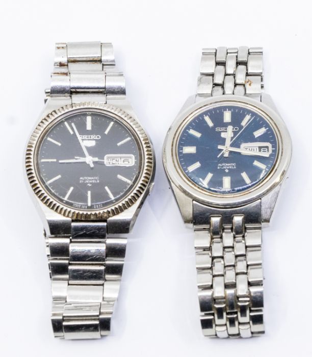 Two gents Seiko automatic steel cased wristwatches, comprising one with a blue dial, batpon
