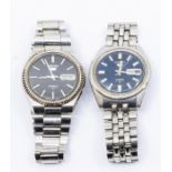 Two gents Seiko automatic steel cased wristwatches, comprising one with a blue dial, batpon
