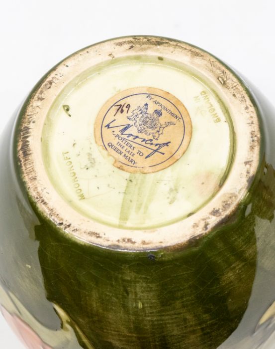 Royal Worcester blush ivory handled vase and a Moorcroft Pottery ginger jar, no lid, in Hibiscus - Bild 2 aus 3