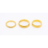 Three 22ct gold bands, widths approx 4mm and 2mm, sizes J, L, P, combined weight approx 10gms