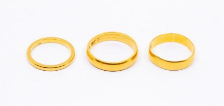 Three 22ct gold bands, widths approx 4mm and 2mm, sizes J, L, P, combined weight approx 10gms
