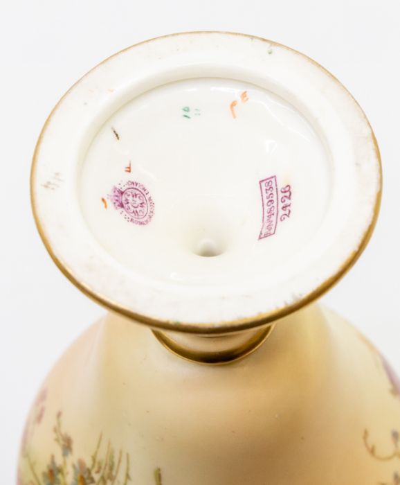 Royal Worcester blush ivory handled vase and a Moorcroft Pottery ginger jar, no lid, in Hibiscus - Bild 3 aus 3