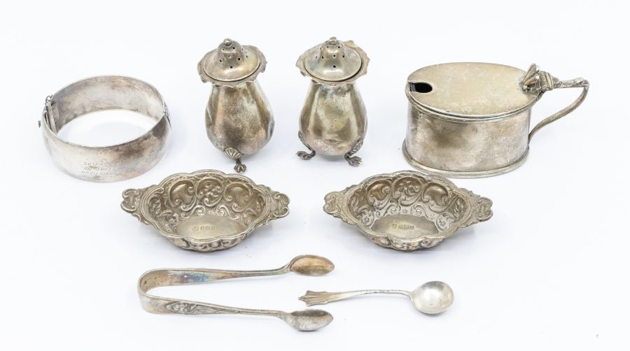 A group of mainly early 20th Century silver to include: pair of pepperettes; bangle, mustard pot and