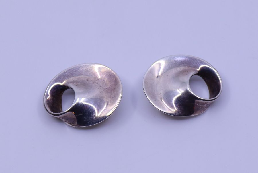 Pair of Georg Jensen Danish sterling silver earrings, Mobins pattern, stamped with no. 142 'Torun' - Image 2 of 3