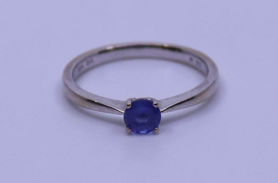 An 18ct white gold simple stone tanzanite ting, the round-cut tanzanite approx.0.33ct