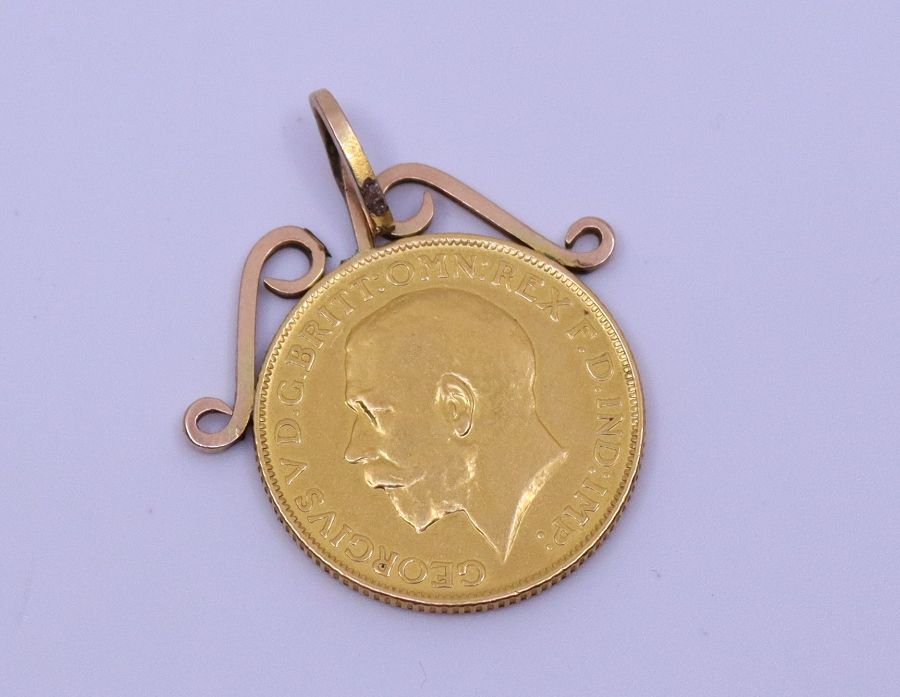 A gold sovereign mounted on yellow metal chain - Image 2 of 2