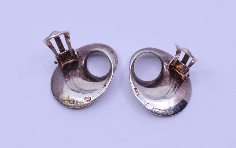 Pair of Georg Jensen Danish sterling silver earrings, Mobins pattern, stamped with no. 142 'Torun' - Image 3 of 3