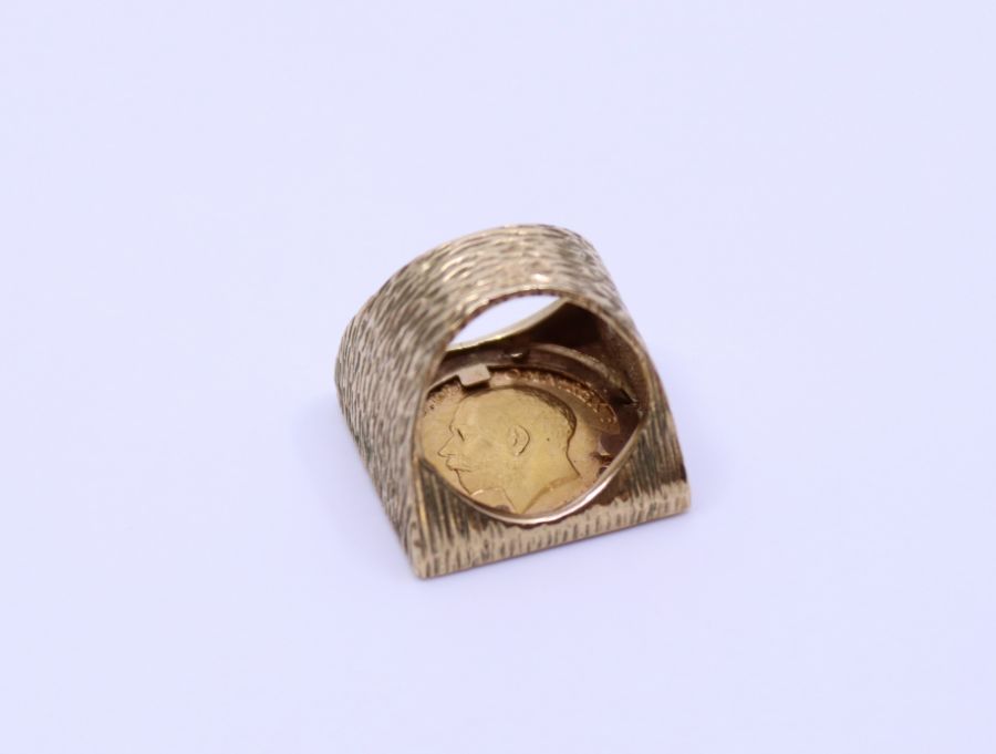 A gold 1914 half sovereign square shaped ring - Image 2 of 3